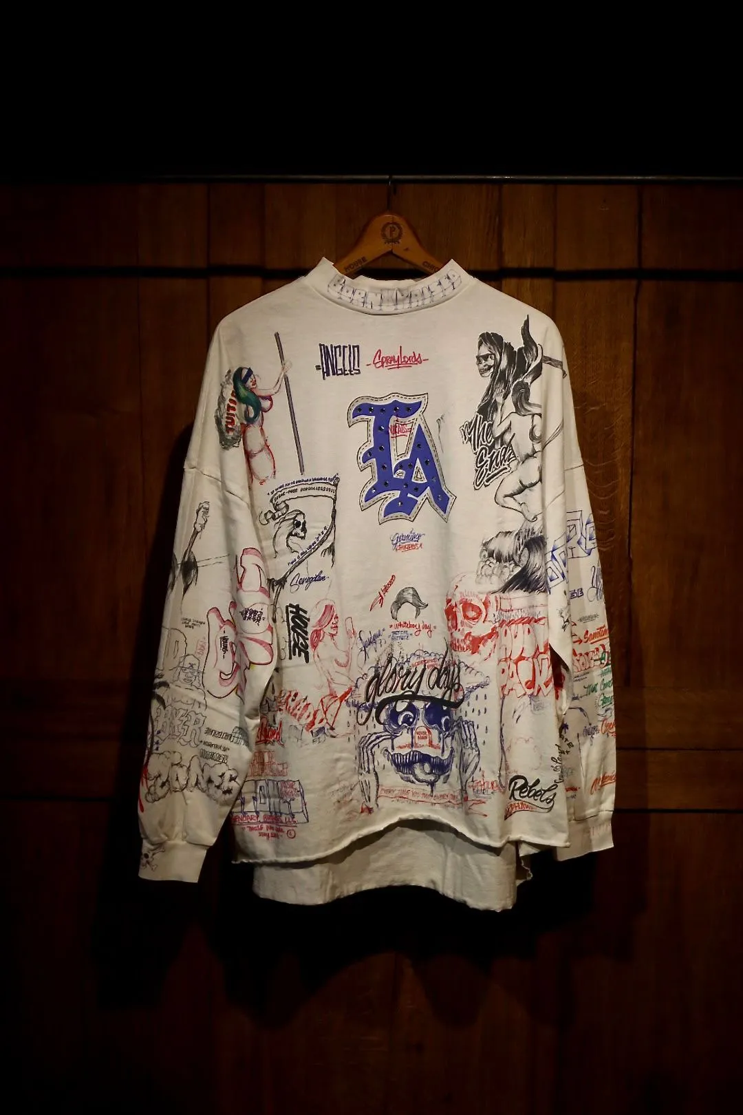 SAINT Mxxxxxx × BORNXRAISED BR_LS TEE/LA/WHT Latest co-branded model LA diamond all-over long sleeves off-white S-XL Super heavy work started in February and lasted three months Super complex 36 sets of screens Outlined pictures make you doubt your life Super perfect reproduction of printing Genuine Czech diamonds Pressure-free reproduction